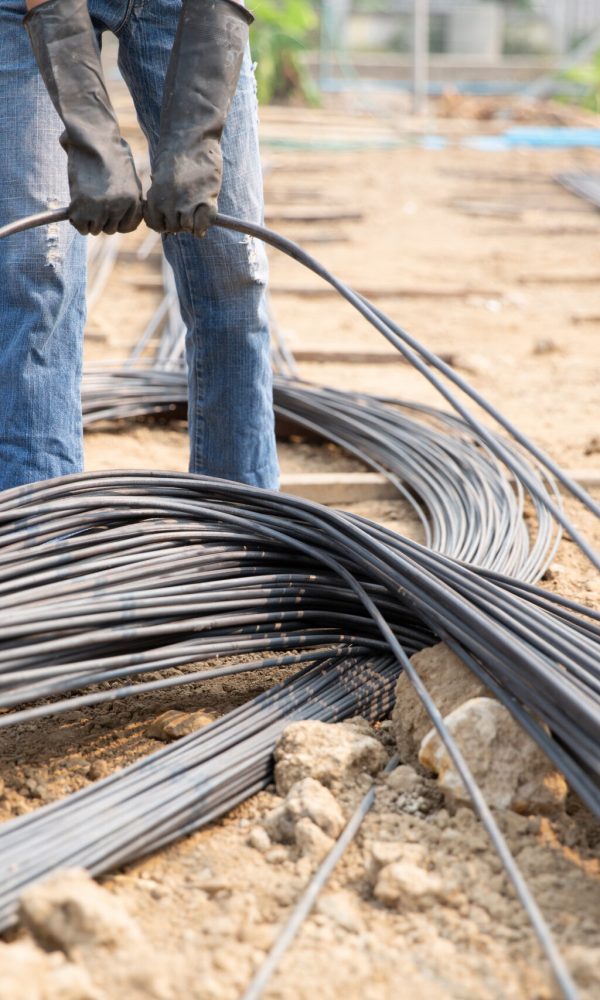 A group of steel rod tight by chain and lift up at construction site